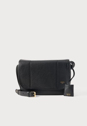 Μαύρη υφασμάτινη δερμάτινη τσάντα χιαστί με ρυθμιζόμενο ιμάντα, κλείσιμο με καπάκι και μικρή προσαρτημένη θήκη με χρυσό λογότυπο «Lancel Paris».