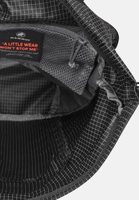 Czarny kapelusz z siateczkowym podbiciem, z wzorem w kratę i regulowanym sznurkiem. Zawiera etykietę z informacjami o serwisie naprawczym w pomarańczowym kolorze.