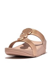 Tongen sandalen gemaakt van bronzen synthetisch materiaal met drie ronde metalen accenten op de voorband en een gewelfde voetbed.