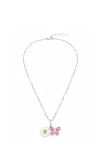 Collana con catena d'argento con ciondolo a forma di fiore bianco con centro giallo e ciondolo a forma di farfalla rosa decorato con pietre rosa.