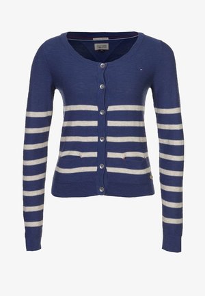 Marineblauwe cardigan met horizontale witte strepen, gebreid materiaal, lange mouwen, knoopsluiting en twee voorkruipzakken.
