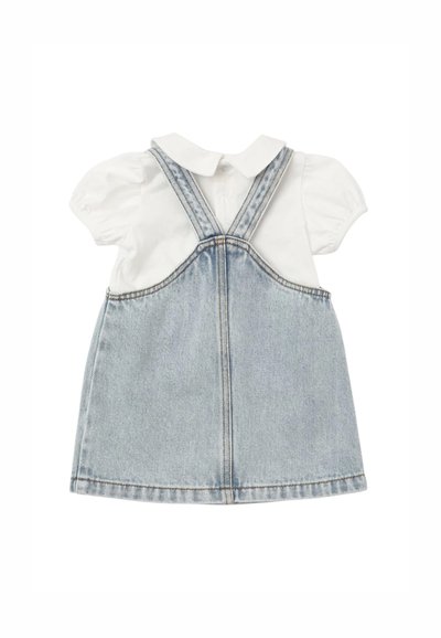 Abito di denim con una tonalità azzurro chiaro, top bianco di cotone a maniche corte, colletto rialzato e spalline regolabili; dettagli classici cuciti.