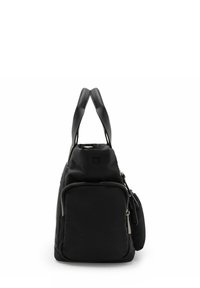 Zaino in tessuto nero con due manici in pelle texturizzata, una tasca frontale con zip e accenti in metallo argentato. Design compatto e strutturato.