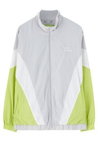 Giacca a vento leggera in grigio, bianco e verde lime, con chiusura a zip sul davanti, colletto rialzato e polsini elasticizzati.
