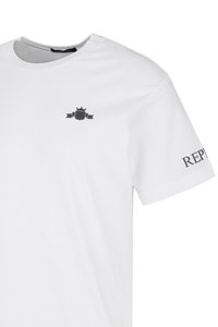 Witte katoenen T-shirt met een klein grijs wapenontwerp op de borst en "REPLAY" gedrukt op de rechtermouw. Korte mouwen, ronde hals.