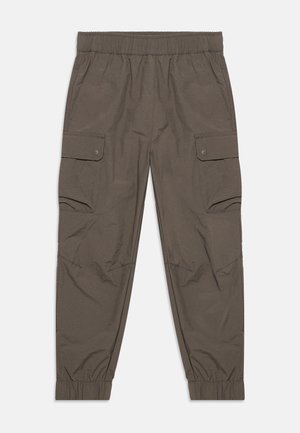 Braune Cargo-Hosen mit elastischem Bund und Bündchen, mit seitlichen Taschen und Klappentaschen mit Knöpfen an beiden Beinen.