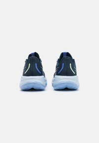 Scarpe da corsa con una tomaia in rete blu scuro, suola blu chiaro e accenti riflettenti in verde e viola sui lati e sul tallone.
