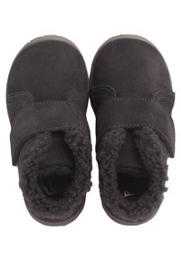 Zapatos de ante negros con un interior suave y aterciopelado, que presentan una tira de Velcro para ponérselos fácilmente y un diseño de punta redonda.