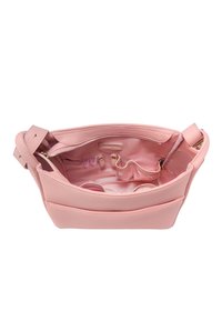 Interno di una borsa in pelle rosa con una tasca con zip, molteplici scomparti e scomparti per oggetti come penne e carte. Texture liscia.