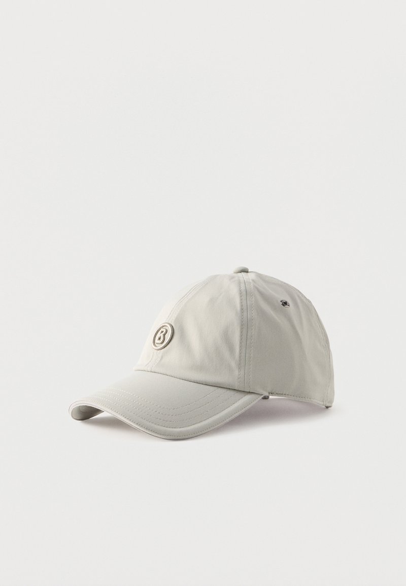 Lichtgrijze honkbalpet met gebogen klep en ronde logopatch met de letter "B" op het voorpaneel.