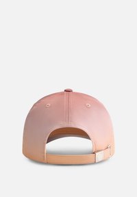 Cap mit einem Ombre-Gradient von Pink zu Pfirsich, aus glattem Material gefertigt. Verfügt über einen verstellbaren Riemen und Belüftungslöcher auf der Rückseite.