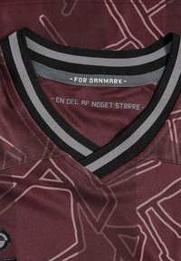 Maglia sportiva bordeaux con scollatura a V, caratterizzata da bordi a strisce nere e grigie, tessuto testurizzato e sottili motivi geometrici.