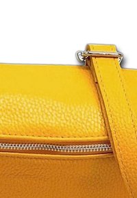 Geel lederen handtas met een gestructureerd oppervlak, voorzien van een zilveren ritsluiting en een verstelbare schouderband. Compact rechthoekig van vorm.