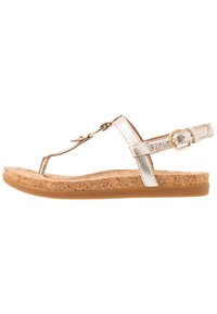 Kultaiset metalliset thong-sandaalit, joissa on korkkipohja ja vaaleanruskea kumipohja. Varusteena solkikiinnitys ja tyylikäs, minimalistinen muotoilu.