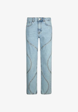 Jeans in denim azzurro chiaro con design a gamba dritta, caratterizzati da motivi di cuciture curve e accenti metallici lungo le cuciture.
