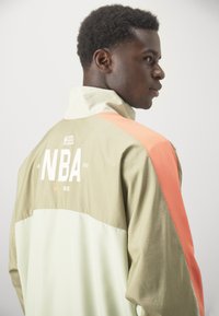 Nike Performance NBA TRACKSUIT - Træningssæt - neutral olive/olive aura/hyper crimson