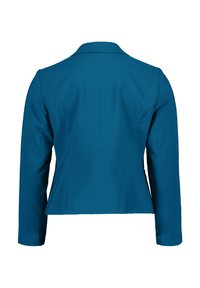 Sötétkék zakó, mely illeszkedő sziluettel, hosszú ujjakkal és klasszikus gallérral rendelkezik. Simább anyag, amelyen nincsenek látható minták vagy díszítések.