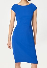 Blå figurnära klänning med korta ärmar, knälång längd, slät textur och rund halsringning, med subtila paneldetaljer.