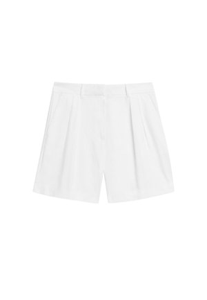 Shorts blancs avec une coupe ajustée, des plis à l'avant, deux poches latérales et un tissu léger et fluide.