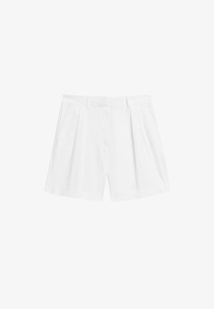 Shorts blancs avec une coupe ajustée, des plis à l'avant, deux poches latérales et un tissu léger et fluide.