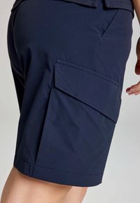 Marine Cargo-Shorts aus leichtem Stoff mit strapazierfähigen Nähten, ausgestattet mit einer großen Seitentasche und einer glatten Textur.