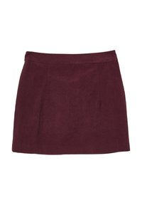 Jupe mini en velours côtelé bordeaux avec une ceinture lisse, des plis décoratifs et une finition texturée, conçue pour un porté décontracté.