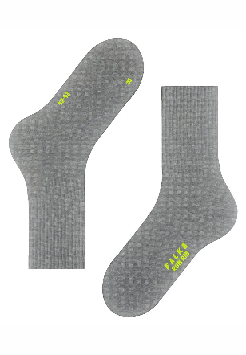 Graue Socken mit geribbelter Textur, glattem Material und gelben Akzenten, die "FALKE" und Größenangaben auf der Sohle tragen.