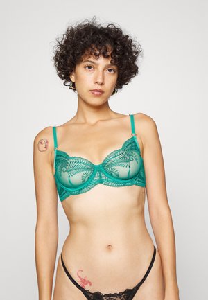 Sutiã de renda verde-água com aros, apresentando um intrincado bordado floral e finas alças ajustáveis. Textura suave com borda em um formato ondulado.