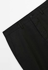 Zwarte linnen broek met een platte voorkant, riemlussen, een enkele knoopsluiting en zijzakken met een gladde textuur.