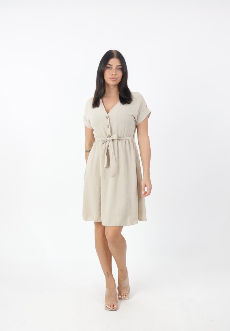 Abito beige a maniche corte realizzato in un tessuto leggero, con scollatura a V, chiusura con bottoni e vita regolabile tramite un fiocco.