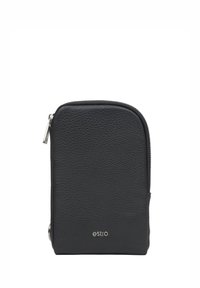 Černá kožená zipová peněženka s texturovaným povrchem, zaobleným vrškem a malým stříbrným logem na spodní straně. Kompaktní a minimalistický design.