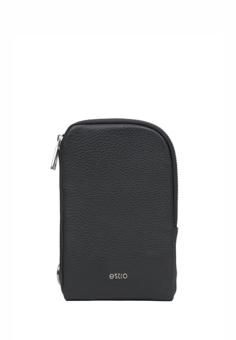 Černá kožená zipová peněženka s texturovaným povrchem, zaobleným vrškem a malým stříbrným logem na spodní straně. Kompaktní a minimalistický design.