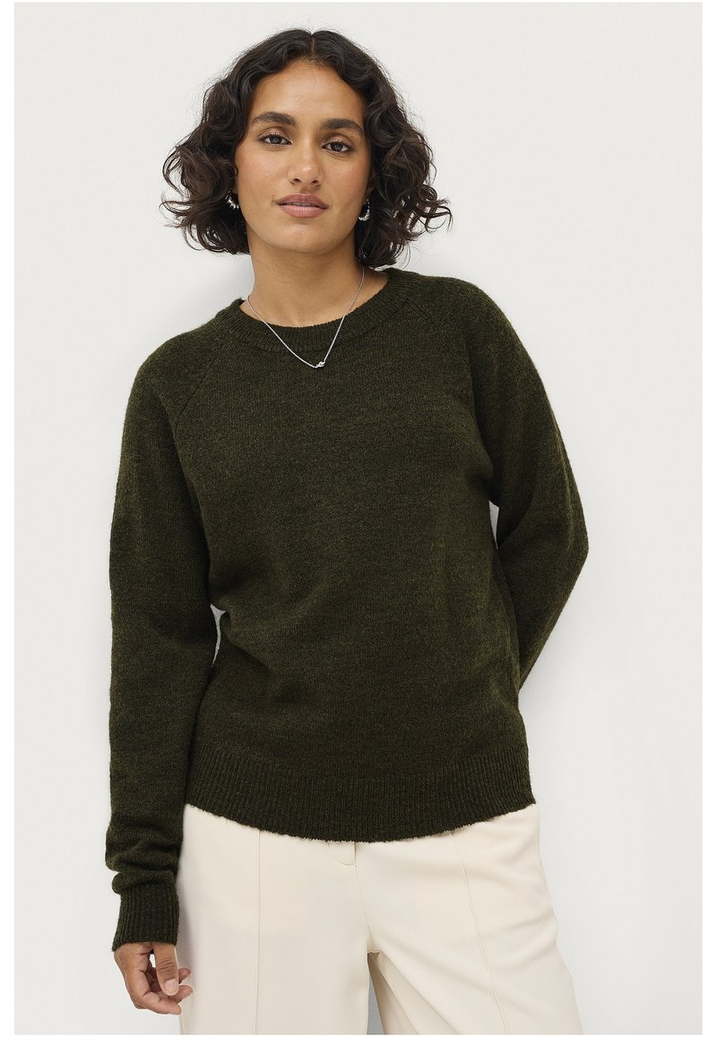 Maglione lavorato a maglia verde scuro con scollatura a girocollo, polsini e orlo a coste. Vestibilità rilassata con maniche lunghe e una texture morbida.