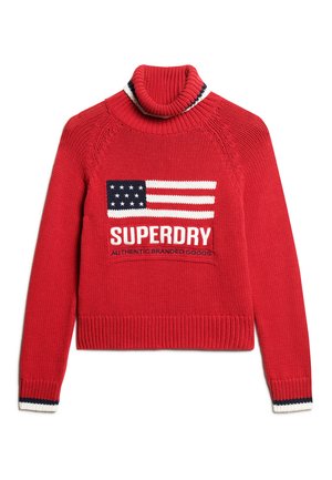 Roter gestrickter Pullover mit hohem Rollkragen, mit einem Design der US-Flagge und dem Text "SUPERDRY", gestreiften Akzenten an den Bündchen und am Saum.