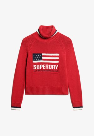 Roter gestrickter Pullover mit hohem Rollkragen, mit einem Design der US-Flagge und dem Text "SUPERDRY", gestreiften Akzenten an den Bündchen und am Saum.
