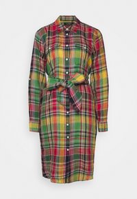 Langärmliges Karohemdkleid mit roten, grünen, gelben und orangefarbenen Karos, Knopfleiste, Brusttaschen und einem gebundenen Taillengürtel.