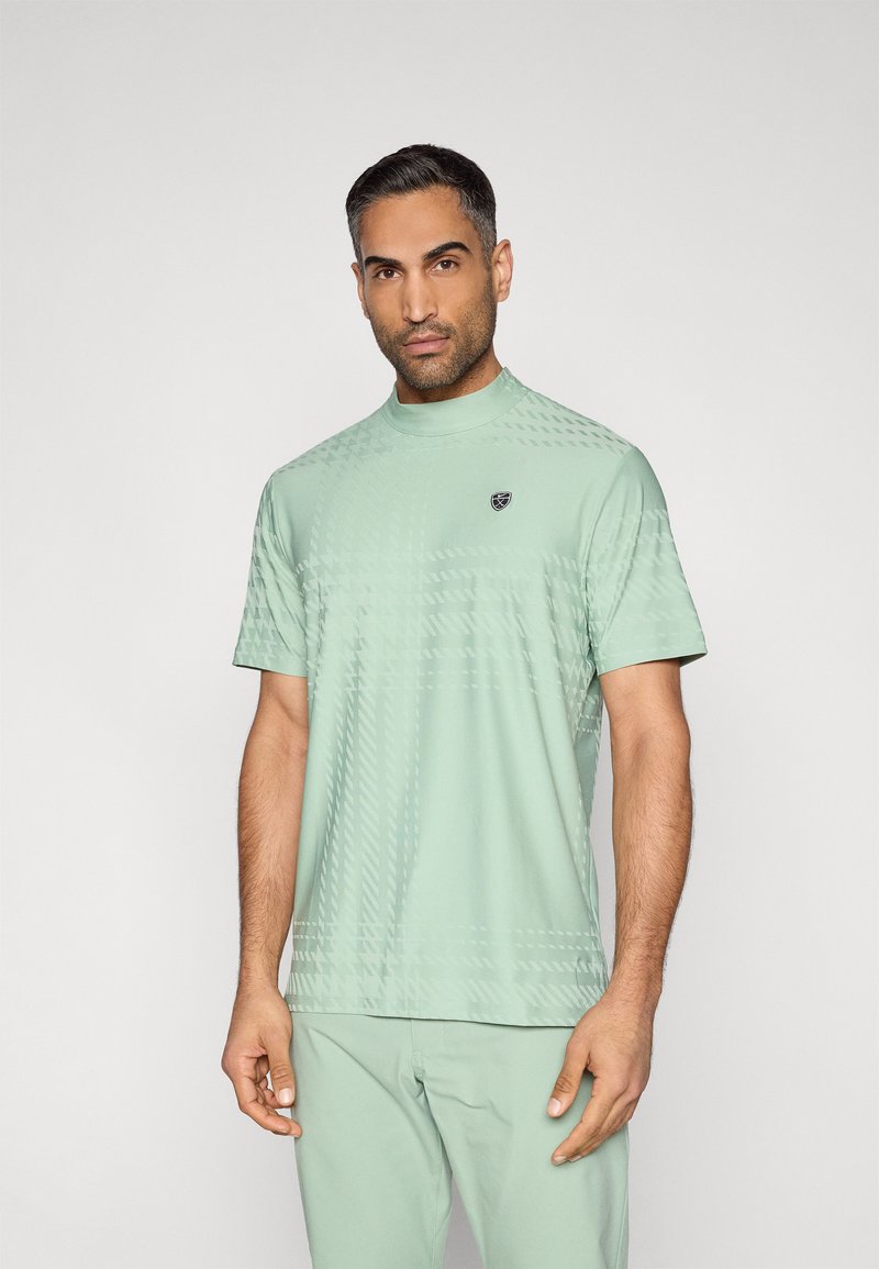 Μέντα πράσινο κοντομάνικο μπλουζάκι με ψηλό γιακά, που διαθέτει διακριτικό γεωμετρικό μοτίβο και μικρό λογότυπο στο αριστερό στήθος.