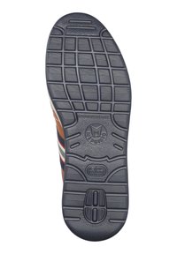 Semelle de chaussure avec un design en caoutchouc texturé, bleu foncé, et un logo en relief. Des accents incluent des motifs rayés et des éléments de rembourrage.