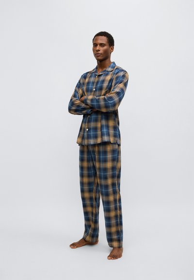 Herrpyjamas med rutigt mönster i blått och guld, tillverkade av mjukt tyg med en skjortliknande överdel med knappar och löst sittande byxor.