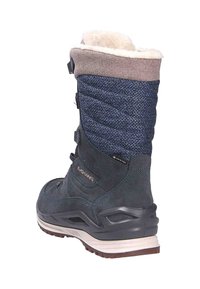 Donkerblauwe geïsoleerde laars met een suede afwerking, een bovenkant van quilted stof, nepdonsvoering en een grijze rubberen zool. Voorzien van verstelbare banden.