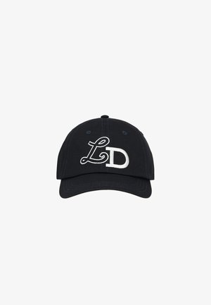 Boné de basebol azul-marinho, feito de algodão, com um logótipo "LD" bordado em branco à frente, bico curvo e faixa ajustável na parte de trás.