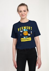 Tříčtvrteční modré bavlněné tričko s nylonovým potiskem kreslené postavičky basketbalu "Vermont" a nápisem "BASKETBALL" v žluté barvě.
