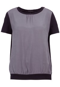 Topp med kort ärm som har en grå front med en texturerad yta och svarta sidor, elastisk nederkant och rund halsringning.