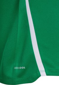 Tessuto sportivo traspirante verde con una striscia bianca verticale e il marchio "BEECOOL" vicino all'orlo.