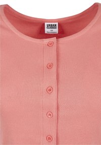 Haut côtelé corail avec un col rond et cinq boutons assortis à l'avant, étiqueté Urban Classics, taille XS, fabriqué au Bangladesh.