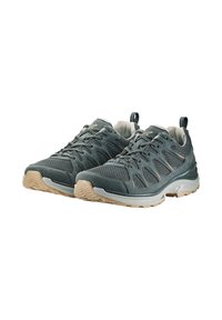 Scarpe da atletica grigie realizzate con materiali in mesh e suede, caratterizzate da una parte superiore testurizzata, suola in gomma beige e lacci per una vestibilità sicura.