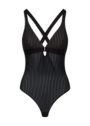 Czarny kostium kąpielowy w pasy z przezroczystymi pionowymi liniami, krzyżującymi się ramiączkami i detalem w formie otworu na przodzie. Elegancki fason w stylu bodysuit.