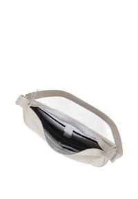 Borsa in pelle grigia chiara con un design ampio e piatto. Chiusura con zip, texture morbida e un interno spazioso con una fodera scura e scomparti.