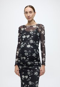 Μαύρο φόρεμα με λουλούδια και μακριά διάφανα μανίκια, με ραμμένη ρίγα και στρογγυλή λαιμόκοψη. Το ύφασμα έχει λεία υφή, διακοσμημένο με ελαφριά λουλουδένια σχέδια.