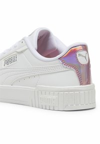 Sneaker bianco con tomaia in pelle liscia, caratterizzata da un accento olografico sul tallone, suola testurizzata e leggere perforazioni per la traspirabilità.